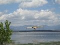 Pasada de un Canadair junto a la Orilla