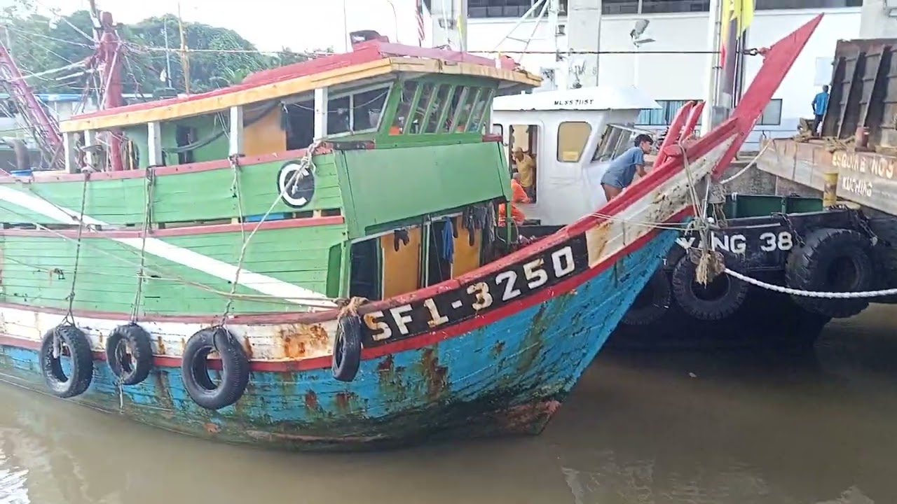 Pgi ini Kita ambik tabot tongkang dan kapal ikan dan lpaskan ke hulu sahabat semua 