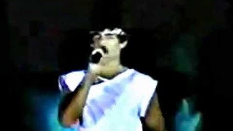 Menudo canta a canção "Hello" - 1985
