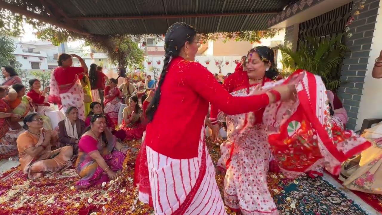 रंगों की बौछार चलन लगी रै राधा और कृष्ण नाचन लगी रै 