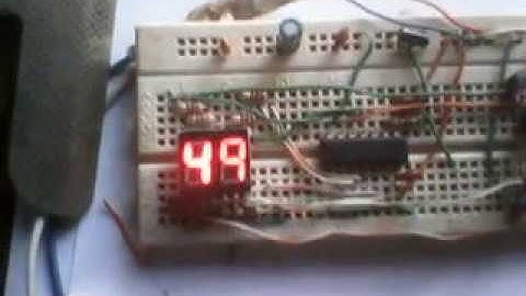 display de 7 segmento de 2 dígitos + circuito lógico con un 74hc164n mostrando dos dígitos diferente