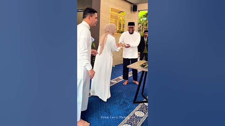 Irish Bella dan Pady saat memberikan serangkaian bingkisan untuk ustadz