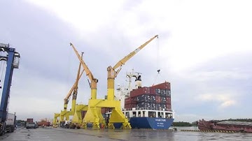 Can cau Liebherr TCC xep do container tai cang 128: tốn thời gian chờ xe