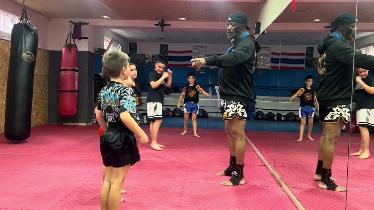 Trabajo infantil de muay thai with cru idri
