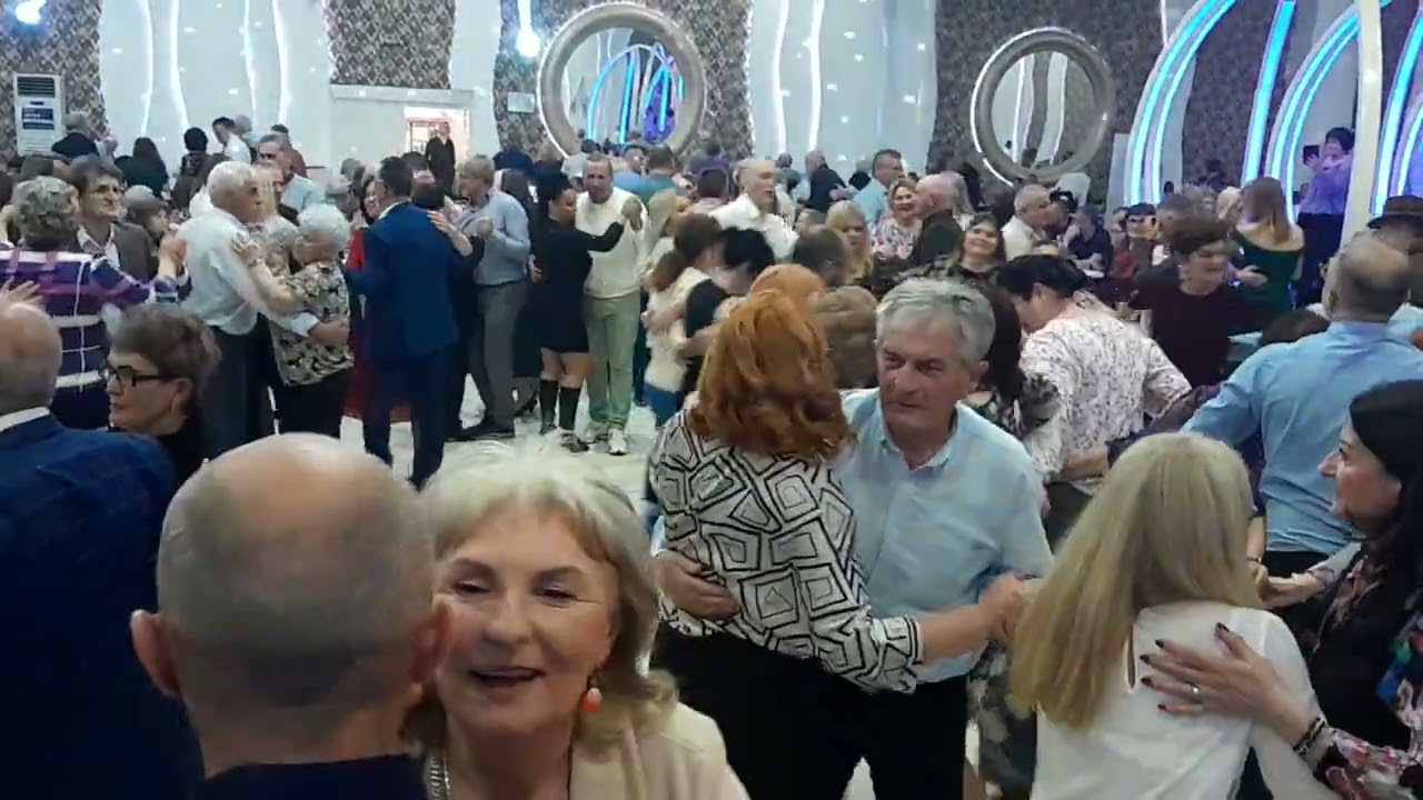 DVOR DALEKO, A JA OKASNIO  &  PADALA JE KIŠA TOGA DANA  ♡  Peva Đorđe Mačak sa grupom "EPICENTAR"