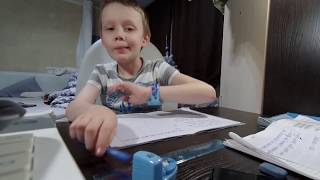 Что делают дети на самом деле, когда учат уроки Что делают дети на самом деле, когда учат уроки