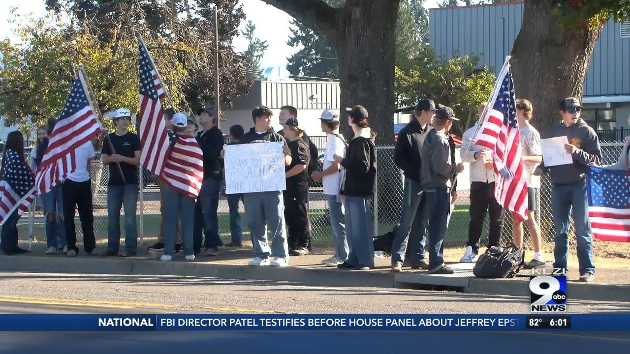 Ученики школы Терстон-Хай ушли в забастовку в ответ на пост учителя о Чарли Кирке