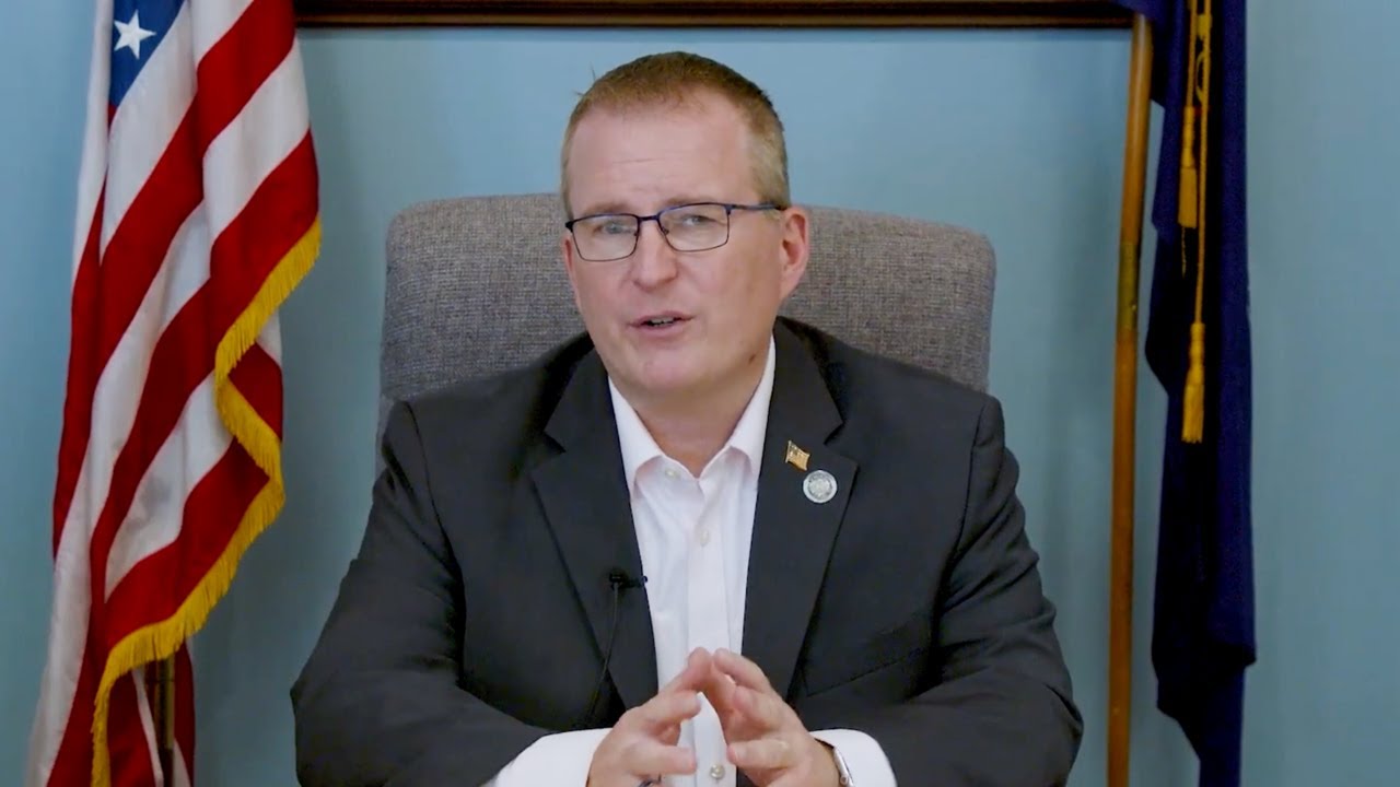 Манро рассказывает об истории поселка Нью-Британ.