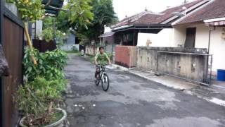 Video lucu hampir jatuh naik sepeda gayung 101