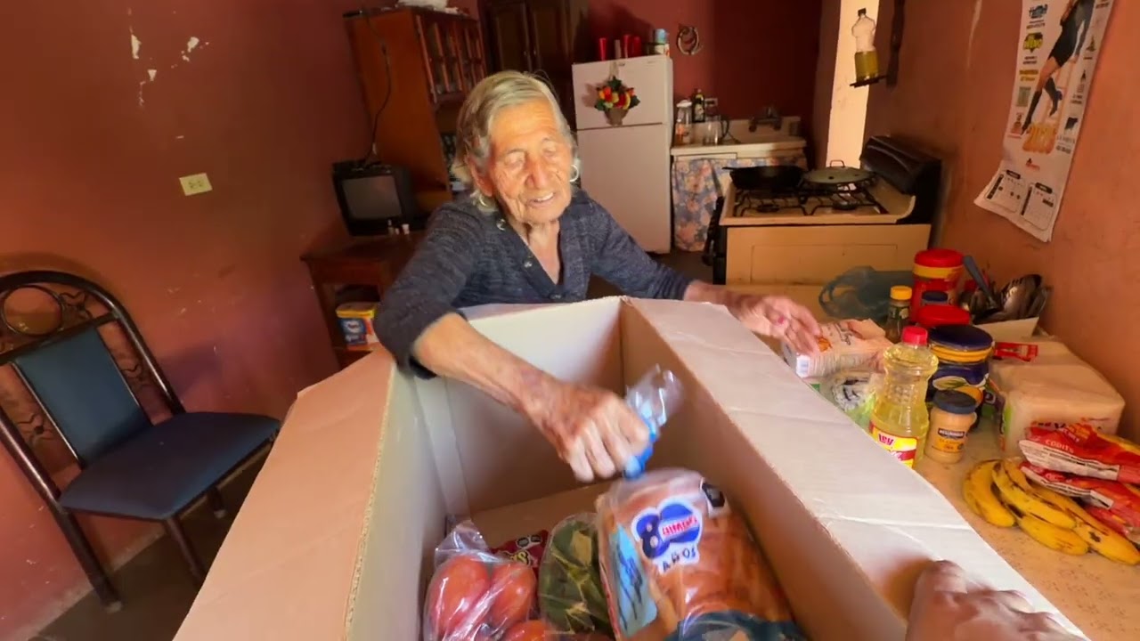 Doña Prieta recibe una despensa se encuentra sola en su casa marzo de 2026