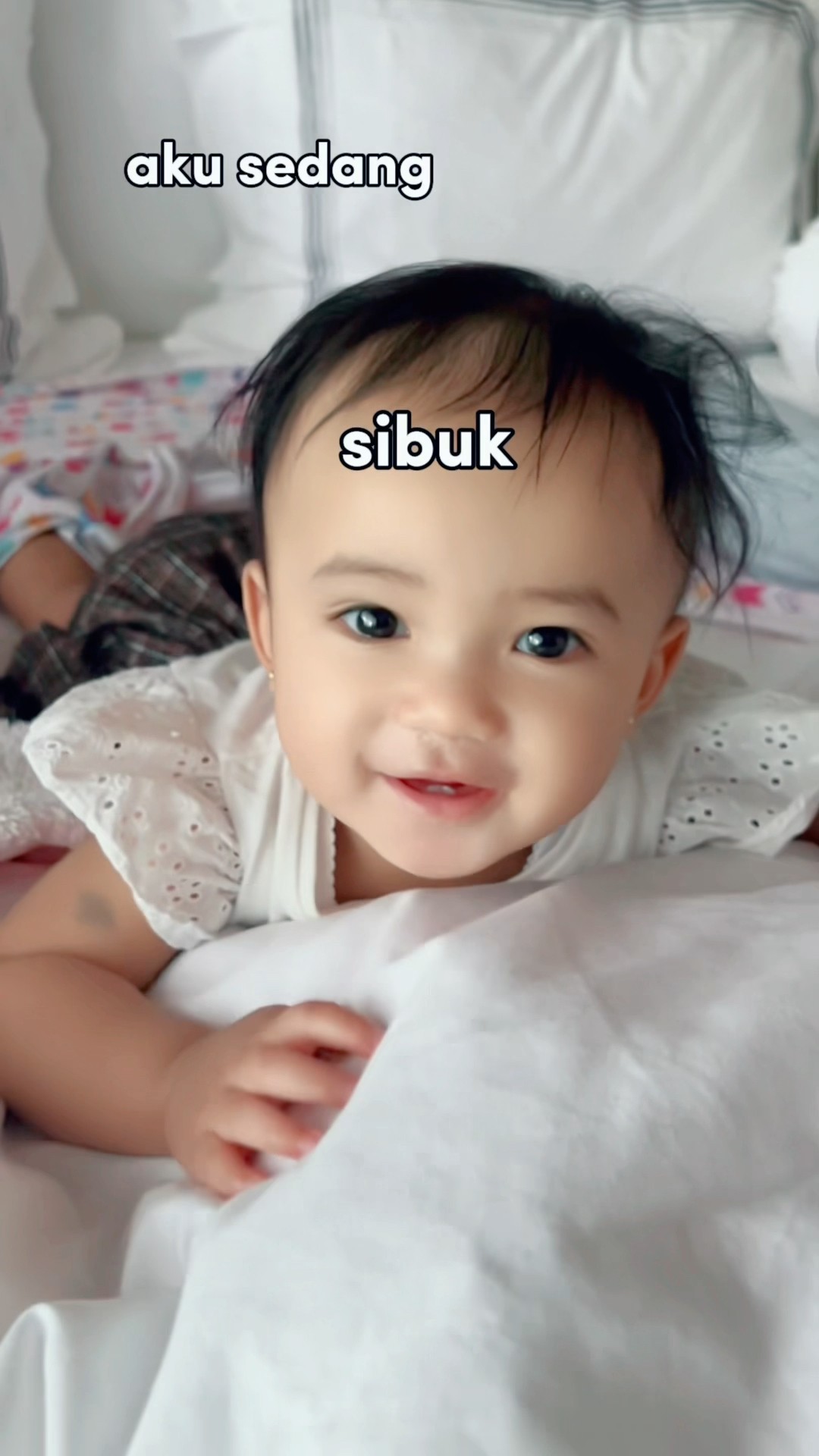 Enak bobo ya dek?