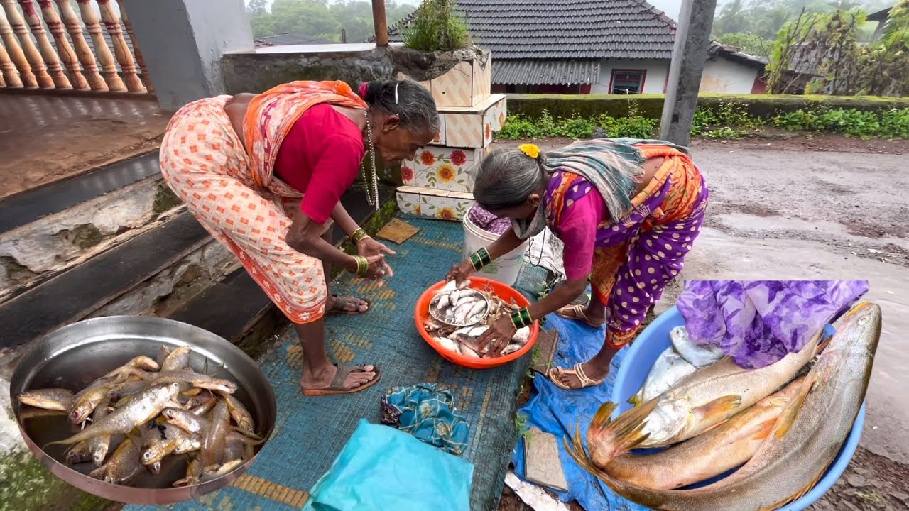 बुगा मावशी चाल्लय कोत्या मासा आणि पापले घेऊन ईकाय म्हसल्याच्या बाजारात ।मी गेलो आई सोबत म्हावरा ईकाय