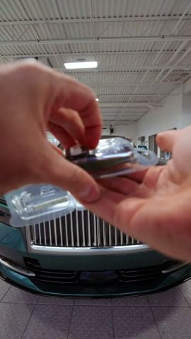 Unwrapping the fully electric 2024 Rolls-Royce Spectre worth $568k 🤌 #ASMR #RollsRoyce #unboxing