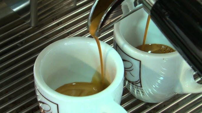 Espuma De Colada De La Leche De Barista Para Hacer Arte Del Latte Del Café  Con El Modelo El Corazón En Una Taza Foto de archivo - Imagen de arte,  color: 138991372