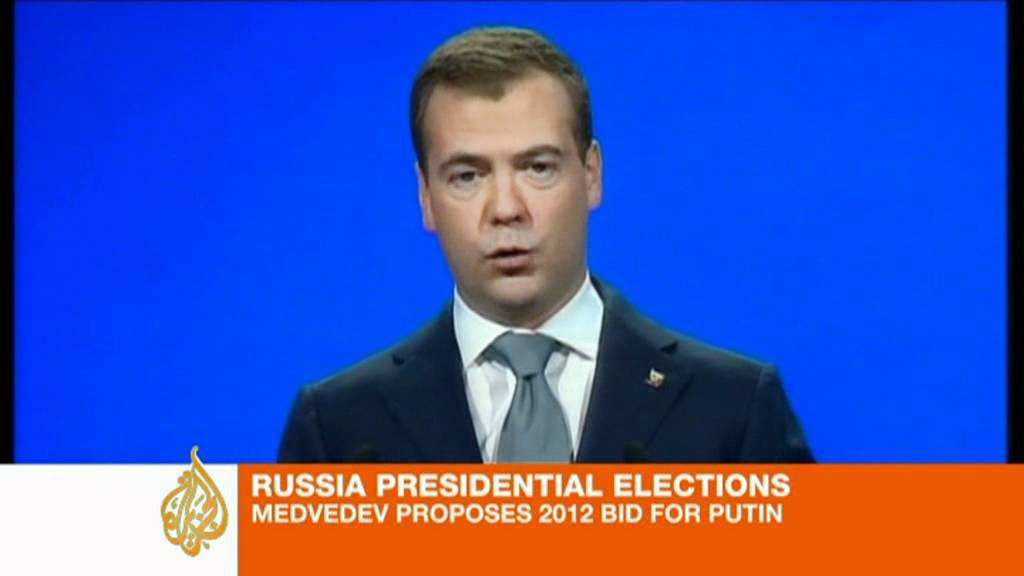 Medvedev backs Putin for president