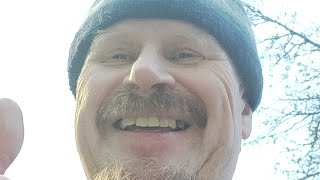 Iloinen Asiakas Tulossa Ser-Jätteen Kanssa S-Marketilta.