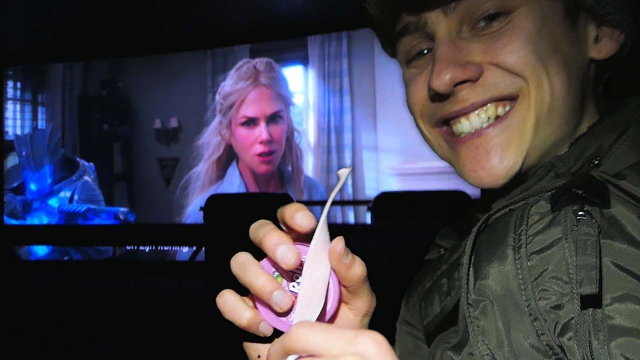 PROBEREN GRATIS ETEN MEE TE KRIJGEN IN DE BIOSCOOP! - JOB VLOG #64