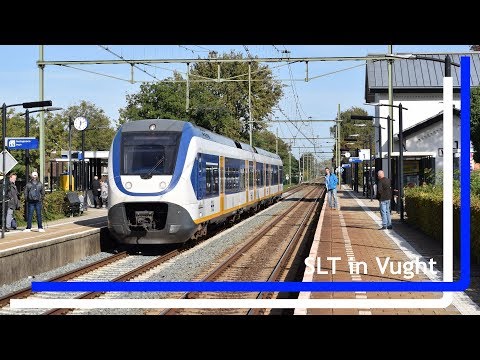 SLT 2465 halteert op station Vught