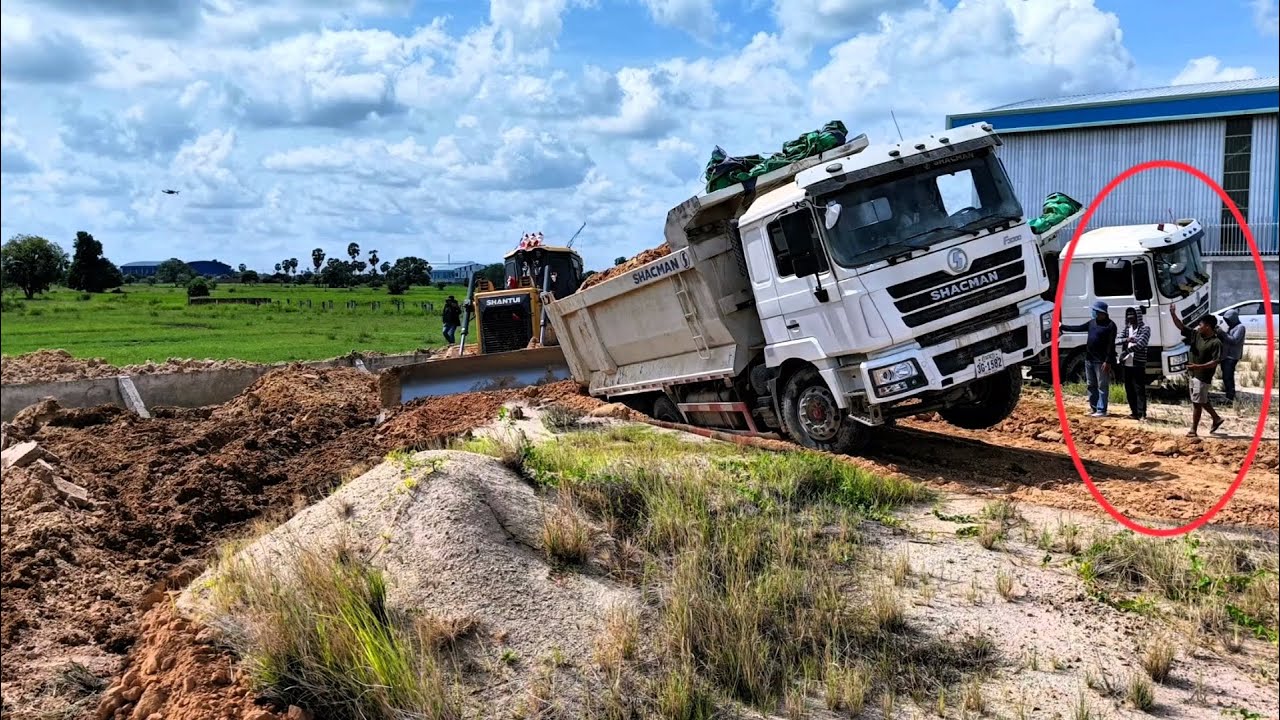 Pushing The Soil Well Dozer SHANTUI DH17C2 is Really Scary At This Dump Site The Car Will Overturn
