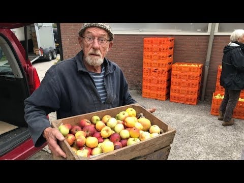 Mobiele sapfabriek in Westbeemster perst duizenden kilo's fruit weg