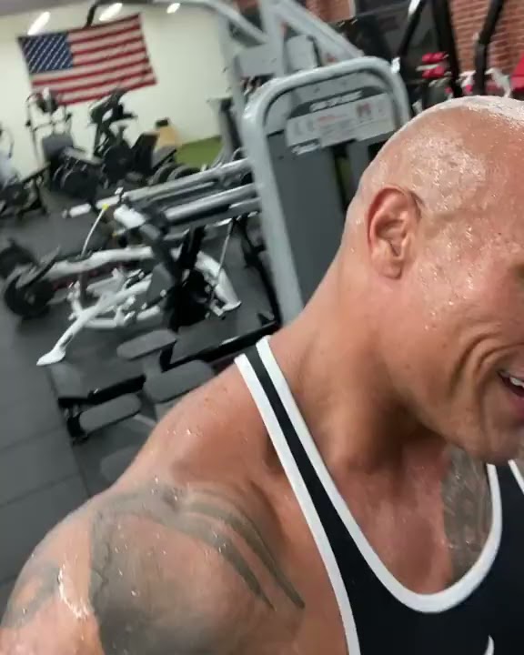 Por que The rock levanta a sobrancelha?🤨 #memes #meme #therock 