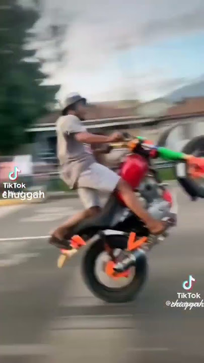 chuga chuga vijana wakionyesha uwezo wa kucheza na pikipiki