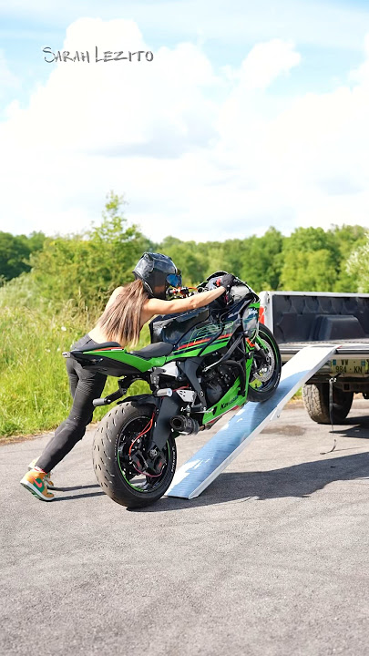Bagaimana cara memuat sepeda motor Anda ke dalam truk ?? 🛻 #moto #stunt #bike