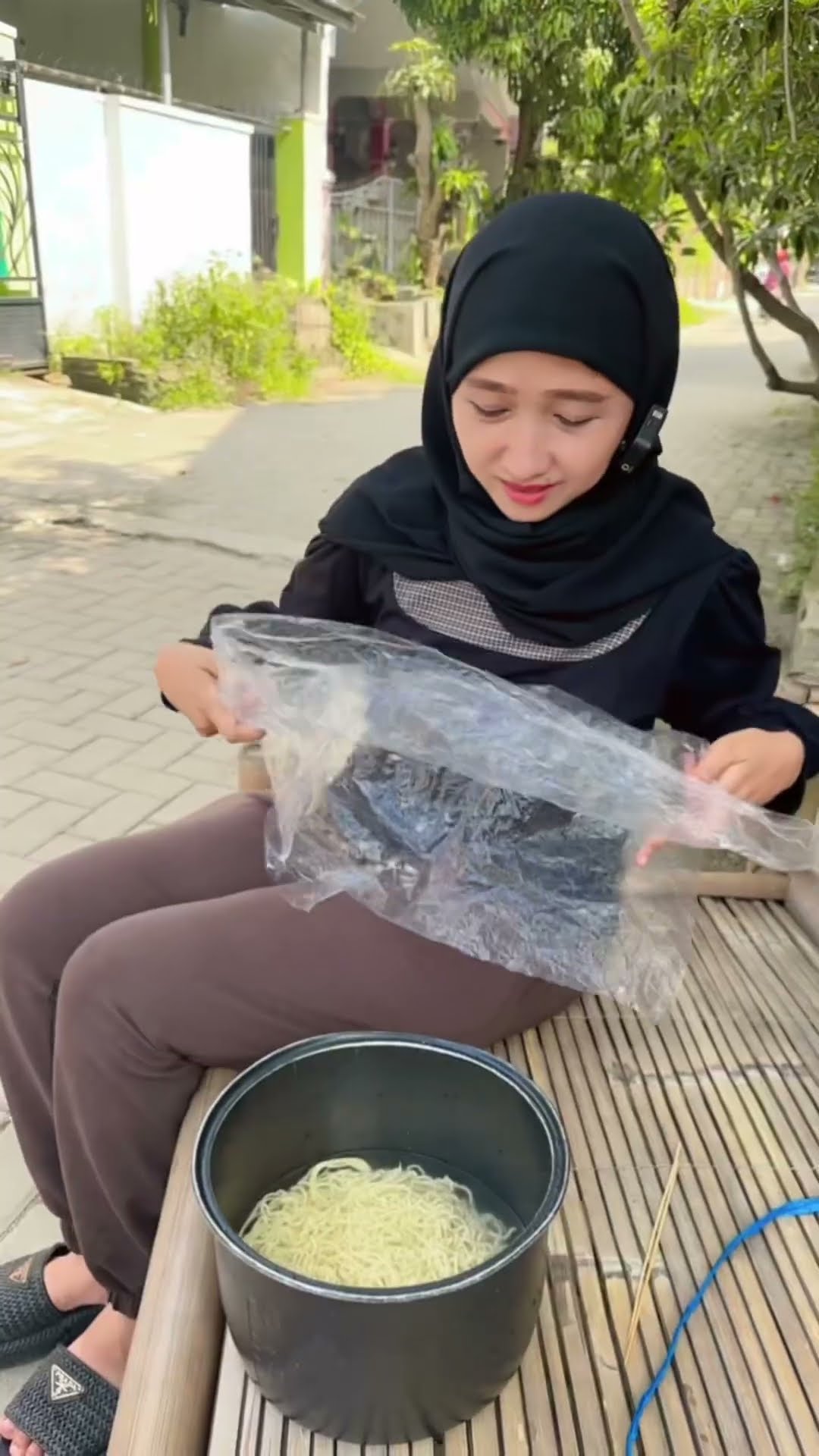 SOLUSI TUANG MIE GAK TUMPAH