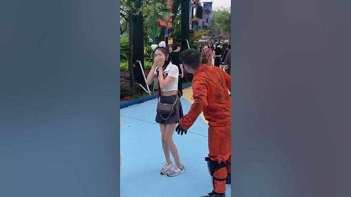 너무 놀래서 당황한 좀비 알바생