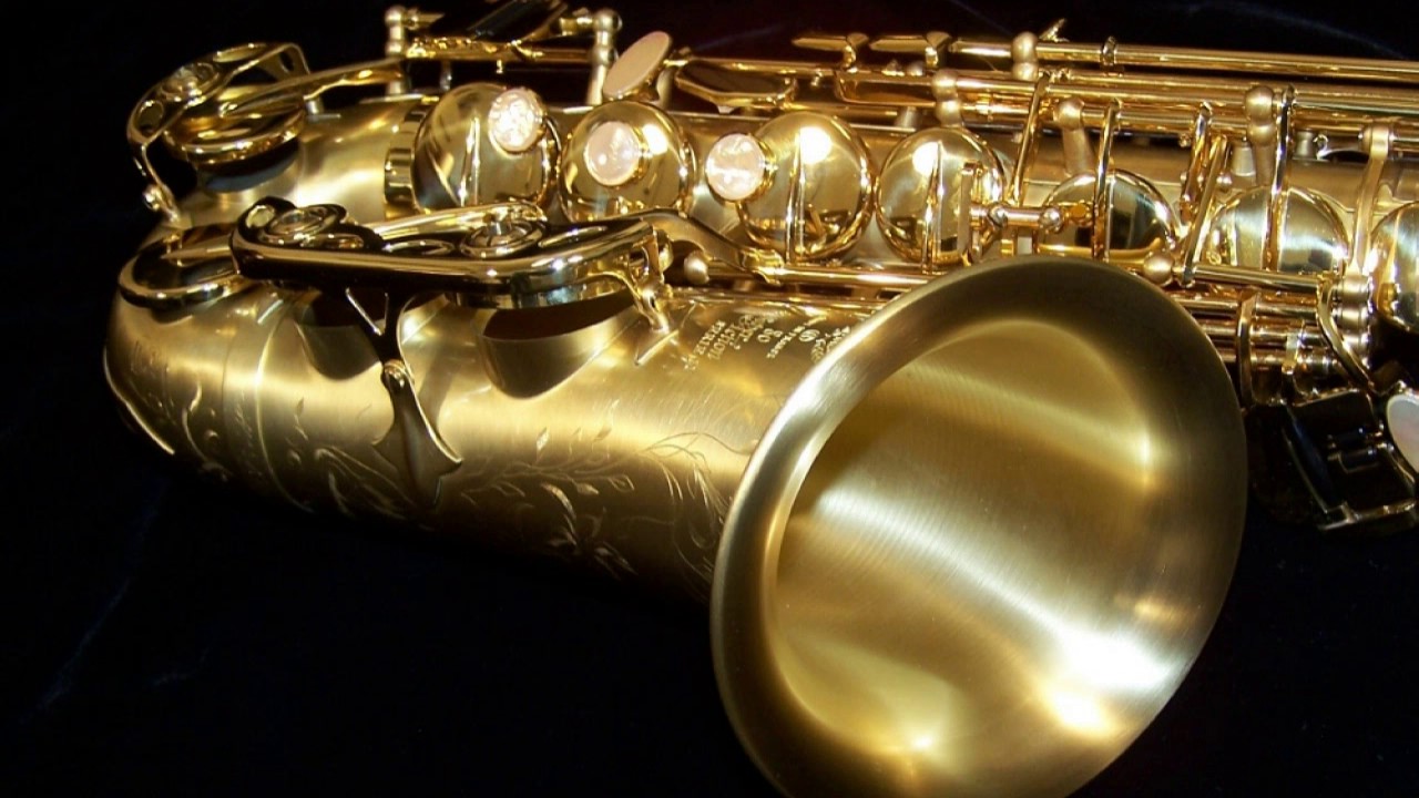 Красивая мелодия на саксофоне. Саксофон. Золотой саксофон. Композиция с саксофоном. Красивый саксофон.