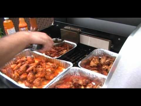 BILL & COCO's BBQ CHICKEN WINGS & SPICY CORN - YouTube