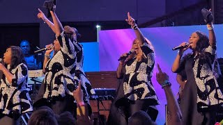 LISA KNOWLESSMITH & THE BROWNS HAVING REALLY CHURCH DURING A CONCERT