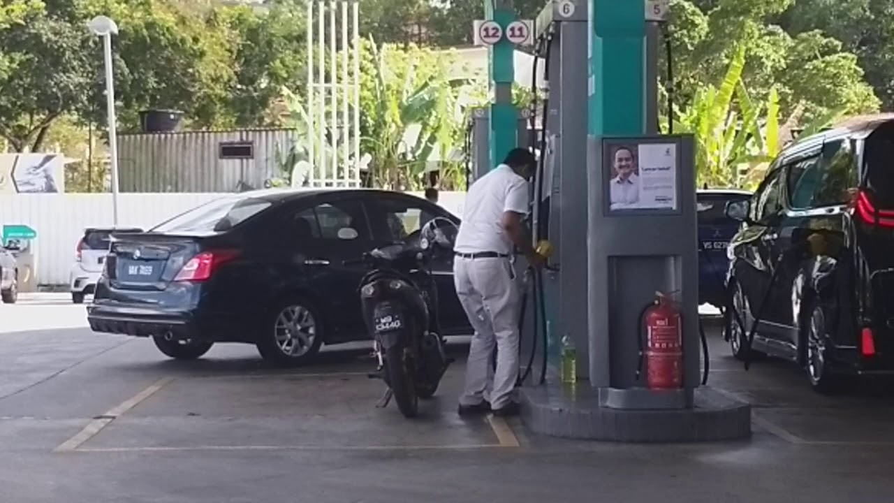 petronas isi petrol dalam botol, bahaya di mana mana #petronas #sivik -  YouTube