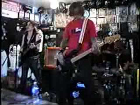 Guarda KLEVELAND "Sloppy Seconds" Live at The Heavy Metal Shop su YouTube Guarda KLEVELAND "Sloppy Seconds" Live at The Heavy Metal Shop su YouTube