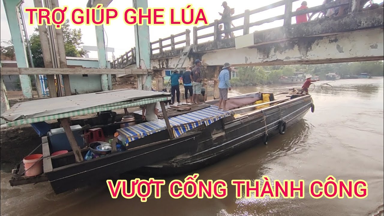 Ghe lúa vượt cống thành công nhờ sự trợ giúp của 