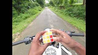 solving rubik's cube  in bike.  #duke 200 screenshot 2