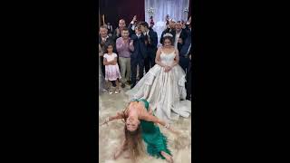 احلى رقص مصري مع اجمل رقاصة في عرس والعروس مصدومة اوي
