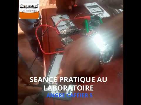 Séance pratique de réparation de téléphone portable en cote d'ivoire