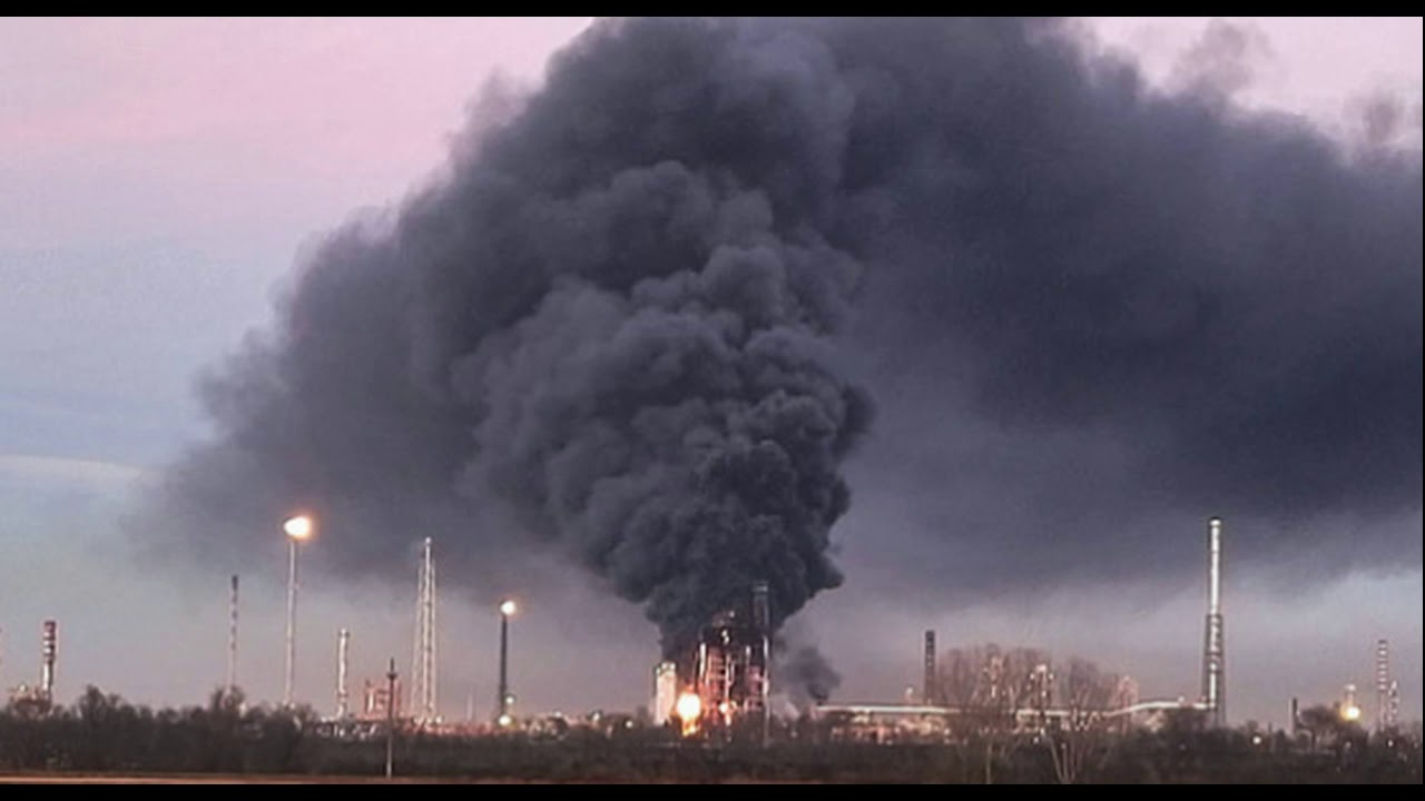 Αποτέλεσμα εικόνας για explosion in italian refinery