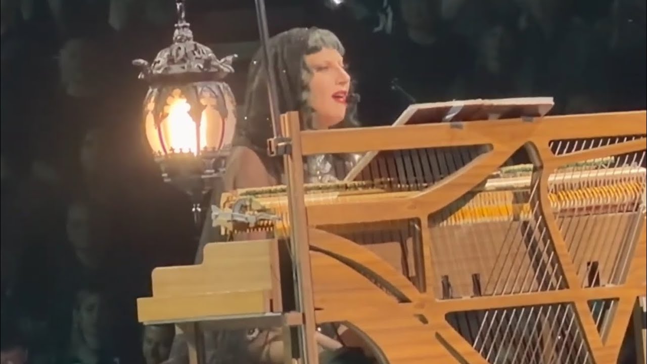 Lady Gaga - Dance In The Dark (Piano Version） - Mayhem Ball in London Night 2