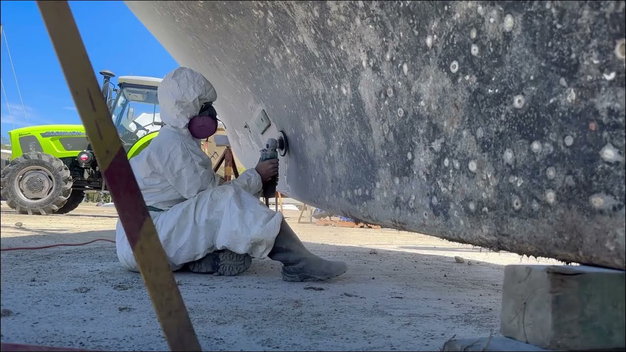 S1 E32 Sanding the topsides and grinding the hull (Dominican Republic)
