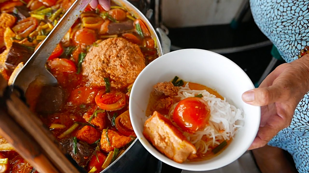 Vietnam Street Food - Crab Ball Soup (Bun Rieu Cua) | Travel Thirsty