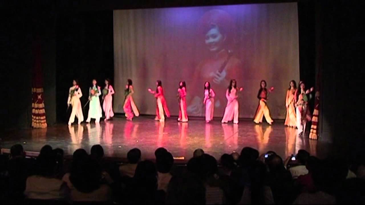 Một thoáng quê hương - Biểu diễn thời trang áo dài