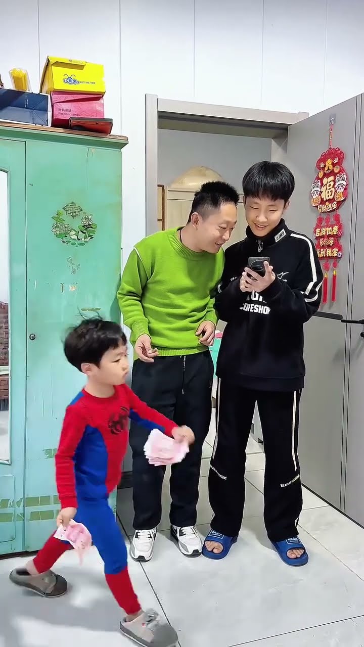 爸爸沉迷看手机，赶紧把钱交给妈妈！#Cute baby#Cute#呆萌小米宝#聪明宝宝#萌娃