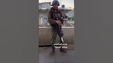 جندي إسرائيلي يحطم صحونا في منزل فلسطيني في غزة 