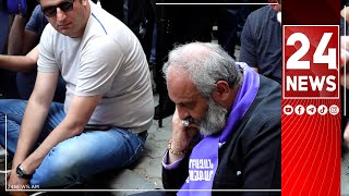 Բագրատ Սրբազանը ոստիկանության շենքի մուտքի մոտ գետնին նստել է և սպասում է Վահե Ղազարյանին