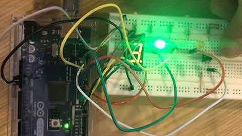 Semáforo con display de 7 segmentos y pulsador