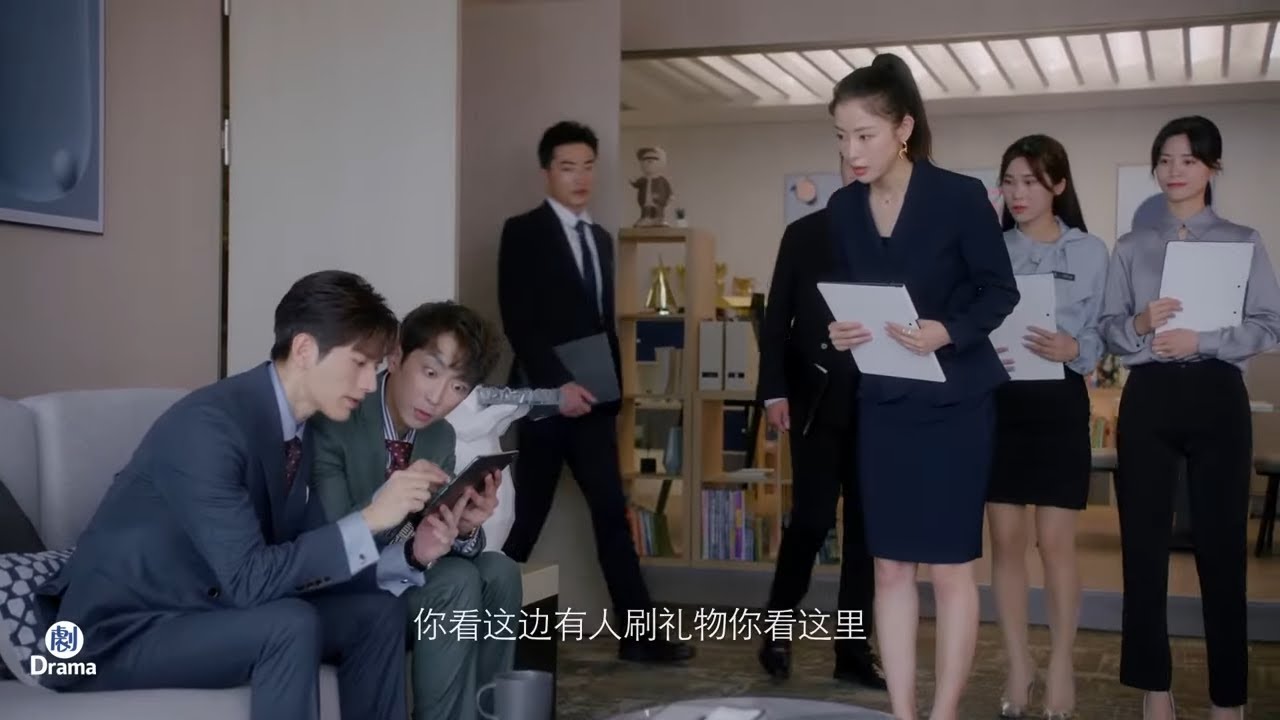 冷面總裁上班時間大屏幕看嬌妻直播刷禮物，秘書闖入看見他的表情，尷尬了