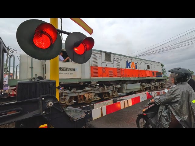 Railroad Crossing | Perlintasan Kereta Api Saat Musim Hujan class=