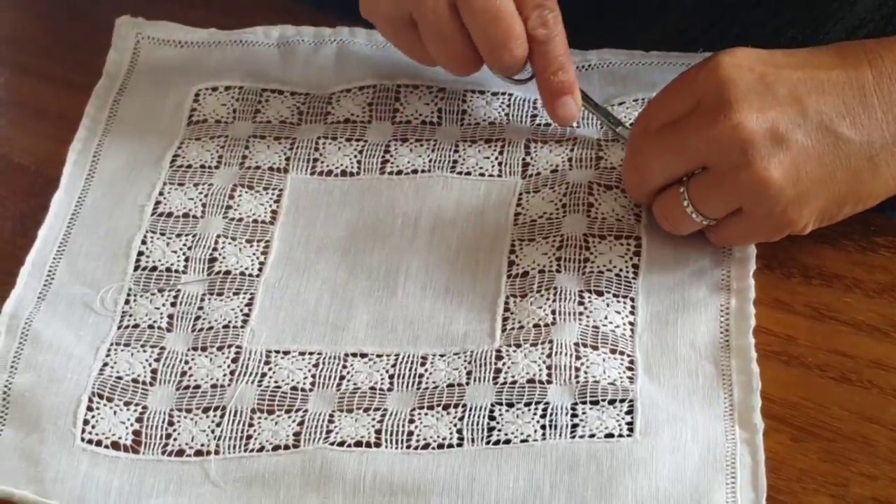 Napperon jours et broderie mains